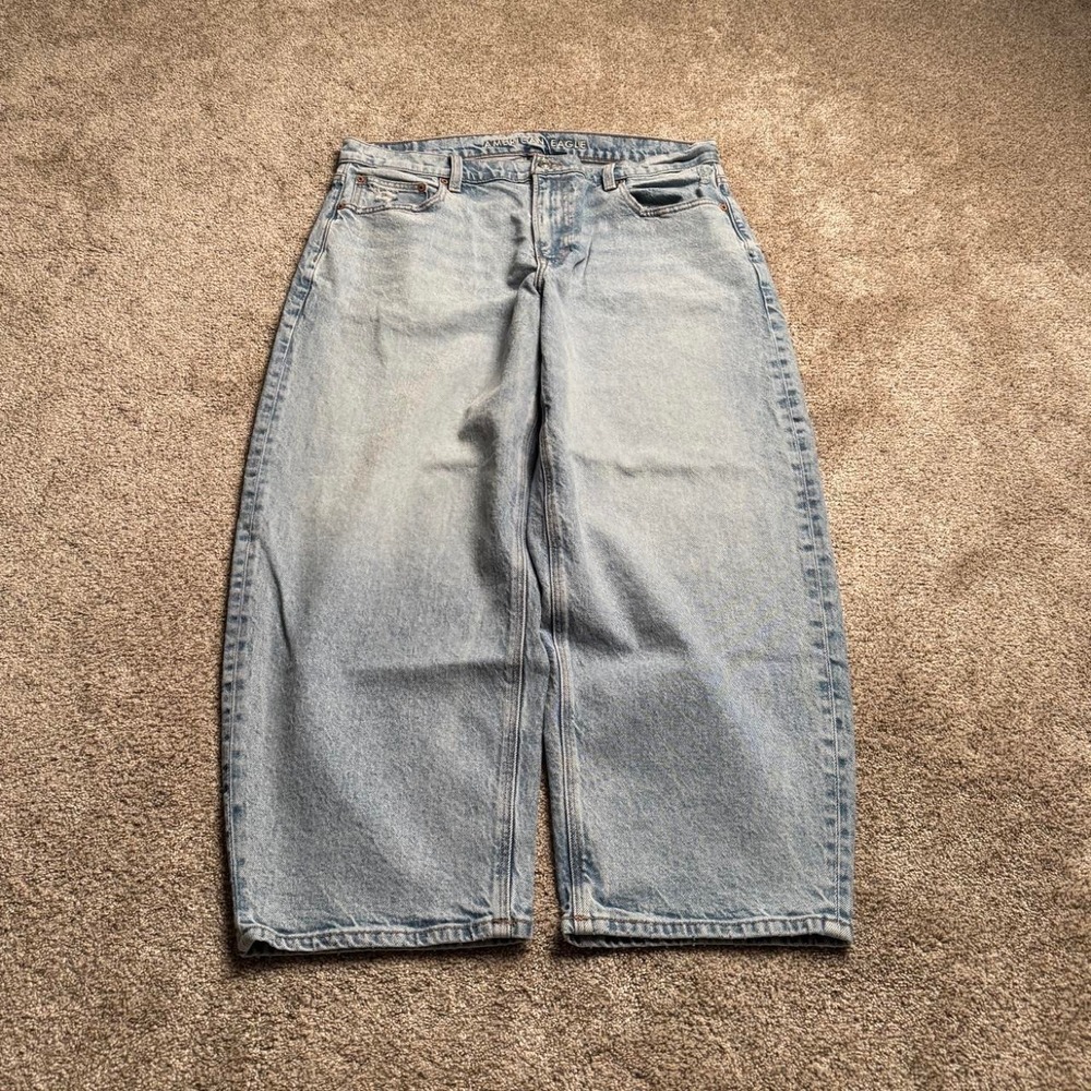 AMERICAN EAGLE LIGHT WASH BARREL LEG DENIM